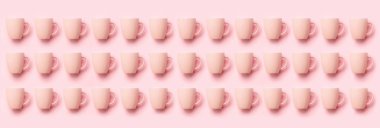 Modeli pembe kağıt bardak nane üzerinde çapraz olarak düzenlenmiş içme gelen mavi arka planlar. Doğum günü partisi kutlama soyut moda bebek duş kavramı. Pastel renkler. Minimalist tarzı