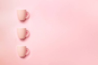 Satır punchy arka plan üzerinde pembe cups ile. Doğum günü partisi kutlama, bebek duş kavramı. Pastel renkler desen. Afiş. Minimalist tarzı tasarım.