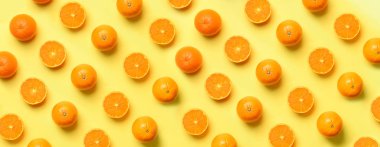 Meyve desen Sarı zemin üzerine taze portakal dilimleri. Üstten Görünüm. Uzay kopyalayın. Pop sanat tasarım, yaratıcı yaz konsepti. En az daire yatıyordu tarzı narenciye yarısı. Afiş