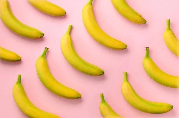 Patrón Fruta Colorida Plátanos Sobre Fondo Rosa Vista Superior Diseño — Foto de Stock