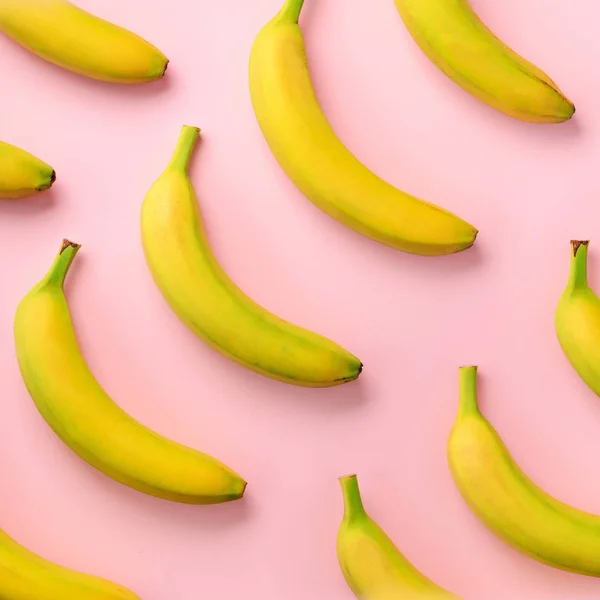 Patrón Fruta Colorida Plátanos Sobre Fondo Rosa Cultivo Cuadrado Vista — Foto de Stock