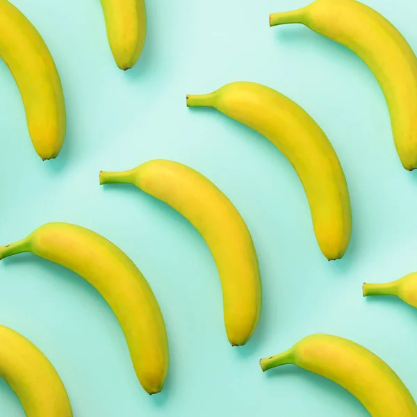 Patrón Fruta Colorida Plátanos Sobre Fondo Azul Cultivo Cuadrado Vista — Foto de Stock