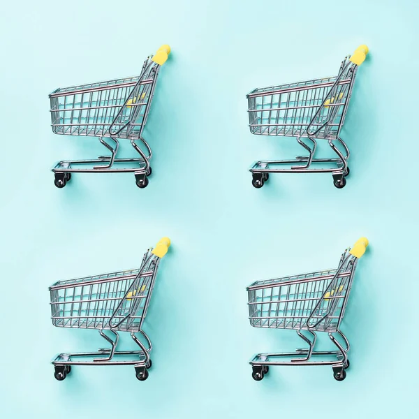 购物车在蓝色背景 简约风格 创意设计 具有复制空间的顶部视图 超市里的手推车 Shopaholism 消费社会趋势 — 图库照片