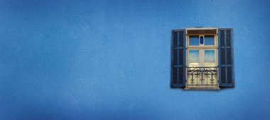 Eski beton duvar boyalı windows mavi. Kopya alanı ile banner. Pop sanat kavramı, Yunan tarzı penceresi.