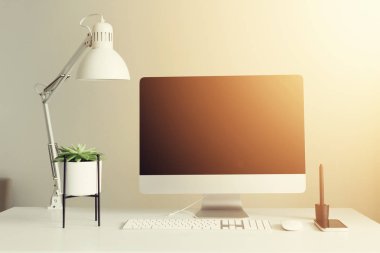 Klavye, fare, bilgisayar ekran boş bir siyah ekran ile. Önden Görünüm. Tasarımcı çalışma alanı gri arka plan üzerinde. Minimalist ev ofis. Kopya alanı