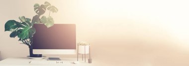 Tasarımcı çalışma alanı. Afiş. Minimalist ev ofis. Boş ekran masaüstü bilgisayar, grafik tablet, klavye, fare, kalem, beyaz masa üzerine etli bitki. Kopya alanı.
