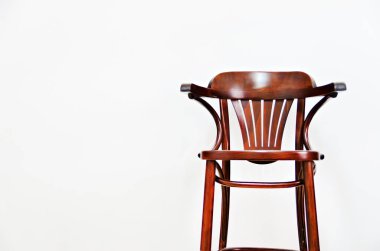 Işık duvar arka plan kopya alanı metni ile tahta sandalyede. Stil minimalist kavramı. İç tasarım.