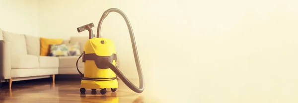 Temizlik Hizmet Anlayışı Afiş Sarı Elektrikli Süpürge Açık Renkli Kopya — Stok fotoğraf