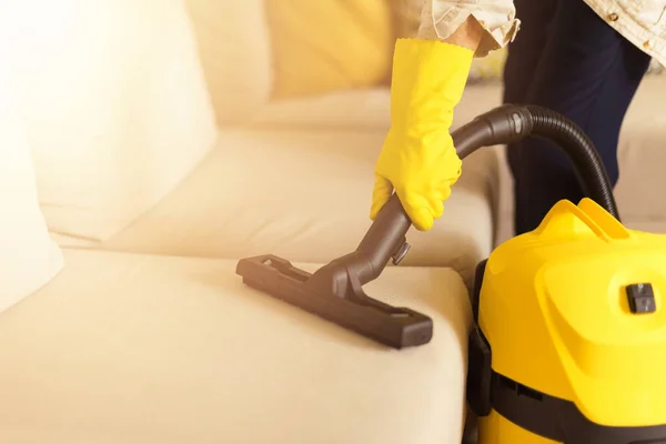 Mulher Sofá Limpeza Com Aspirador Amarelo Espaço Para Cópia Conceito — Fotografia de Stock
