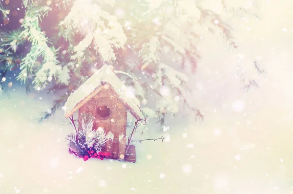 圣诞节背景与木制房子, 冷杉树, 雪和光的影响。新年概念。寒冷的冬季天气。复制空间 — 图库照片