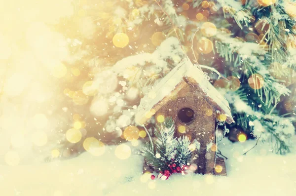 圣诞节背景与木制房子, 冷杉树, 雪和光的影响。新年概念。寒冷的冬季天气。复制空间 — 图库照片
