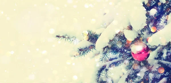 Fondo de invierno nevado. Abeto festivo con luz bokeh y espacio para copiar. Vacaciones de año nuevo, concepto de Navidad. Banner — Foto de Stock