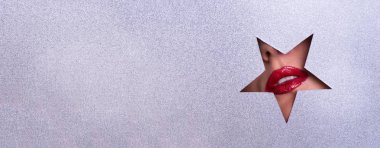 Kağıt arka plan delikten glitter ile parlak dudaklar görünümünü. Sanatçı, güzellik kavramı olun. Yeni yıl partisi için hazır. Kozmetik satış. Güzellik Salonu reklam afişi kopya alanı ile.