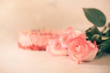 Beton zemin üzerine pembe gül demet. Valentine's Day, yumuşak Renk tonlu sürpriz. Kopya alanı.