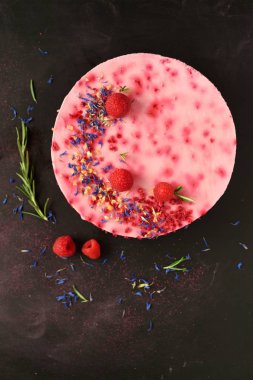 Taze çilek, biberiye ve karanlık vintage zemin üzerine kuru çiçekler lezzetli frambuazlı pasta. Alan metni kopyalayın. Vejetaryen, vegan gıda kavramı.