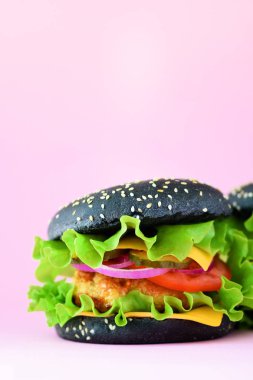 Fast food çerçeve. Lezzetli eti burgers mavi arka plan. Yemek götürün. Sağlıksız beslenme kavramı kopya alanı ile.
