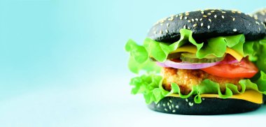 Fast food afiş. Mavi arka plan üzerinde sulu et burger, patates kızartması ve kola içerim. Yemek götürün. Sağlıksız beslenme kavramı kopya alanı ile.