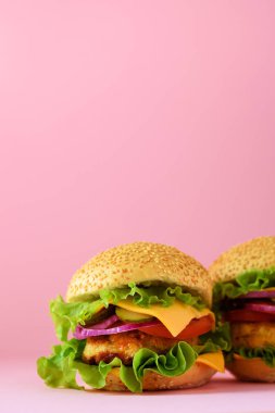 Fast food çerçeve. Lezzetli eti burgers mavi arka plan. Yemek götürün. Sağlıksız beslenme kavramı kopya alanı ile.