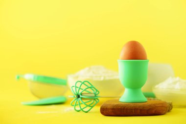 Malzemeler - tereyağı, şeker, un, yumurta, yağ, kaşık, oklava, fırça, çırpma teli, süt sarı arka plan üzerinde pişirme sağlıklı. Afiş. Ekmek yiyecek çerçeve, kavram yemek. Kopya alanı