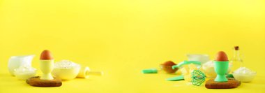 Kopya alanı ile banner. Ekmek yiyecek çerçeve, kavram yemek. Farklı malzemeler - tereyağı, şeker, un, süt, yumurta, yağ, kaşık, pişirme oklava, fırça, fırçalamak mavi arka plan üzerinde