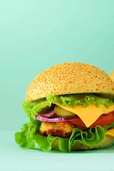 Makró Megtekintése Ízletes Burger Marhahús Sajt Saláta Hagyma Paradicsom Kék — Stock Fotó
