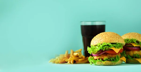 패스트 배너입니다 육즙이 햄버거 감자와 콜라는 파란색 배경에 공간으로 다이어트 — 스톡 사진