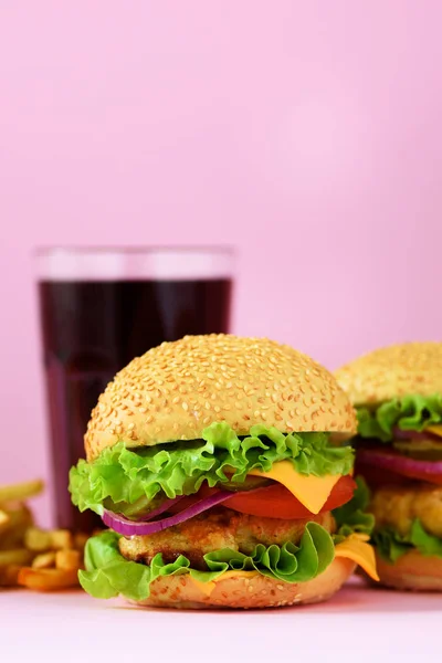 Moldura Comida Rápida Deliciosos Hambúrgueres Carne Fundo Rosa Tira Refeição — Fotografia de Stock