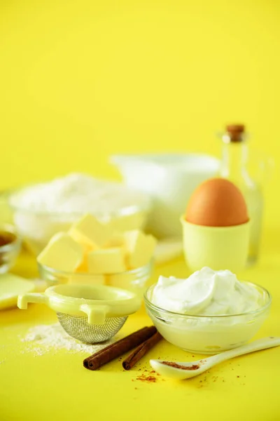 Здоровые Ингредиенты Выпечки Масло Сахар Мука Яйца Масло Ложка Катящееся — стоковое фото