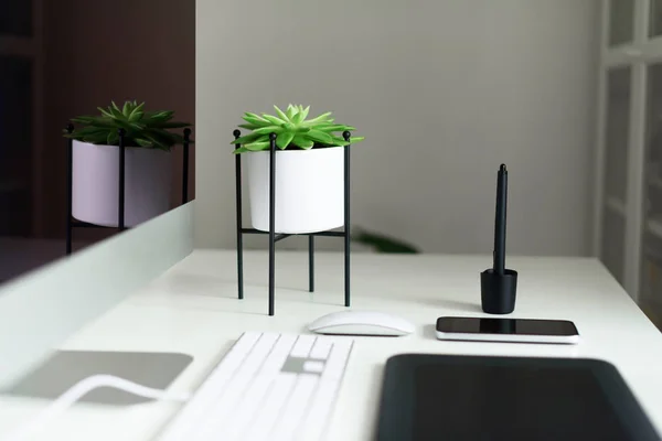 Meja Kantor Putih Dengan Papan Ketik Komputer Mouse Monitor Tablet — Stok Foto