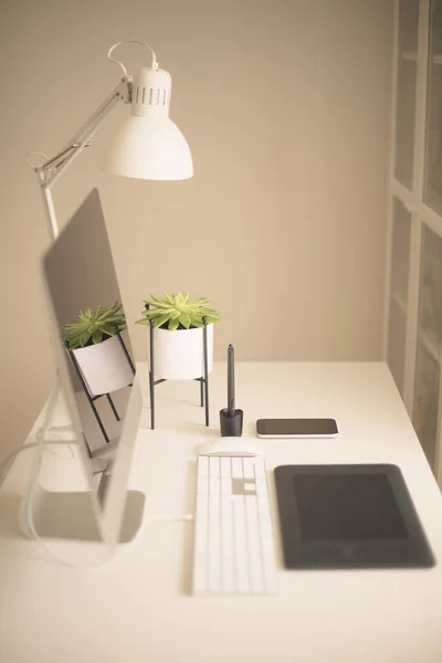 Obszaru Roboczego Projektanta Minimalistyczne Domowego Biura Pusty Ekran Komputera Stacjonarnego — Zdjęcie stockowe