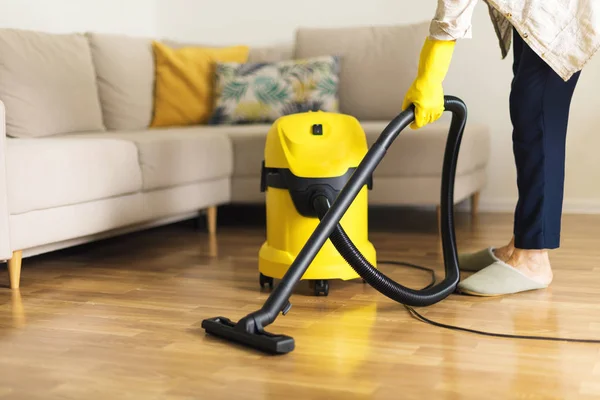 Mulher Luvas Proteção Limpar Sala Estar Com Aspirador Amarelo Espaço — Fotografia de Stock