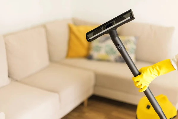 Mulher Sofá Limpeza Com Aspirador Amarelo Espaço Para Cópia Conceito — Fotografia de Stock