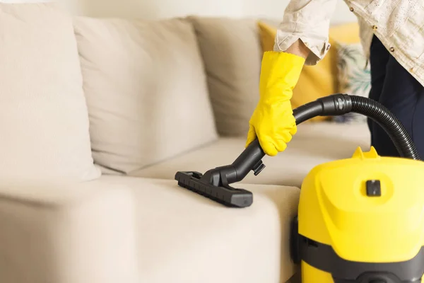 Sofá Limpieza Para Mujer Con Aspiradora Amarilla Copiar Espacio Concepto —  Fotos de Stock