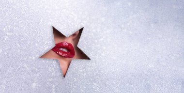 Glitter delikten Gümüş Kağıt arka plan ile parlak dudaklar görünümünü. Sanatçı, güzellik kavramı olun. Yeni yıl partisi için hazır. Kozmetik satış. Güzellik Salonu reklam afişi kopya alanı ile.