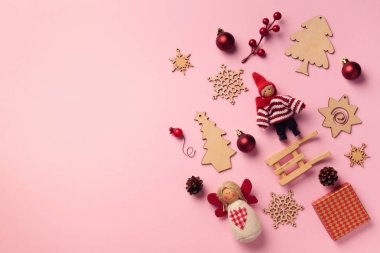 Yeni yıl partisi için tebrik kartı. Noel hediyeleri, dekoratif öğeler ve pembe bir arka plan süsler. Görünümü en çok, uzay kopyalayın. Kış tatil kavramı.