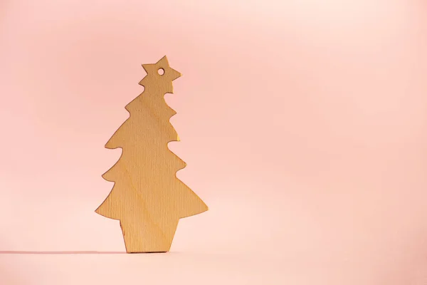 Árvore Natal Madeira Fundo Rosa Com Espaço Cópia Festa Ano — Fotografia de Stock