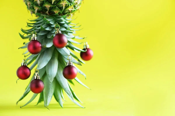 Árvore Natal Criativa Feita Abacaxi Bauble Vermelho Fundo Amarelo Espaço — Fotografia de Stock