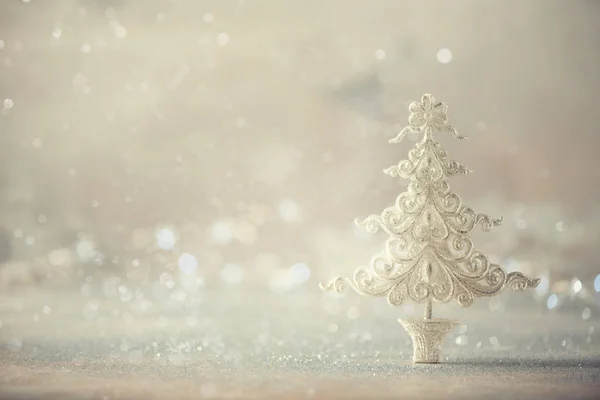 银色闪闪发光圣诞树在灰色的背景与灯光 Bokeh 复制空间 新年晚会的贺卡 节日假期的概念 — 图库照片