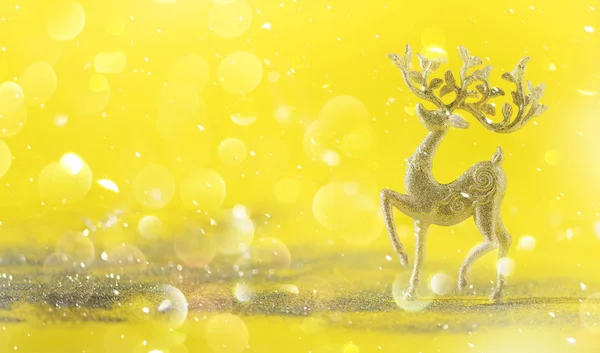 Srebrny Brokat Boże Narodzenie Jeleń Żółtym Tle Światła Bokeh Miejsce — Zdjęcie stockowe