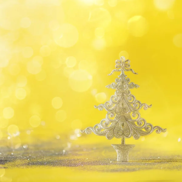 Árbol Navidad Brillo Plateado Sobre Fondo Amarillo Con Luces Bokeh — Foto de Stock