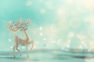 Glitter Noel geyiği ışıklar bokeh, kopya alanı ile mavi arka plan üzerinde gümüş. Yeni yıl partisi için tebrik kartı. Şenlikli tatil kavramı. Afiş.