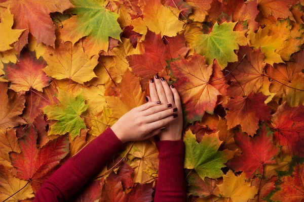 Ręka Jesieni Pozostawia Tła Koncepcja Projektowa Paznokci — Zdjęcie stockowe