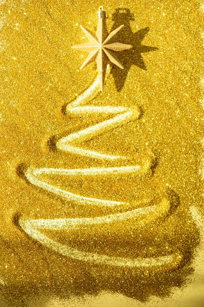 Świecąca Choinka Błyszczącą Gwiazdką Żółtym Tle Zima Koncepcja Nowego Roku — Zdjęcie stockowe