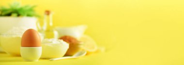 Fotokopi alanı olan pankart. Pastane yemekleri, yemek pişirme konsepti. Farklı pişirme malzemeleri - tereyağı, şeker, un, süt, yumurta, yağ, kaşık, sarı zemin üzerinde fırça çırpma