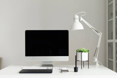 Modern ofis masası. Masaüstü bilgisayarı, beyaz lamba, grafik tableti, klavye, fare, kalem ve sulu bitki. Uzayı kopyala İskandinav evi, minimalist tarzda.