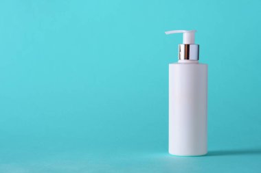 Nemlendirici Losyon kopya alanı mavi zemin üzerine beyaz şişe. Minimalizm tarzı. Cilt Bakımı, vücut bakımı, güzellik kavramı