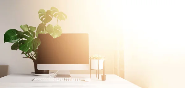 Mesa de escritorio de oficina moderna. Ordenador de sobremesa, lámpara blanca, tableta gráfica, teclado, ratón, pluma y planta suculenta. Copiar espacio. Casa escandinava, estilo minimalista . — Foto de Stock