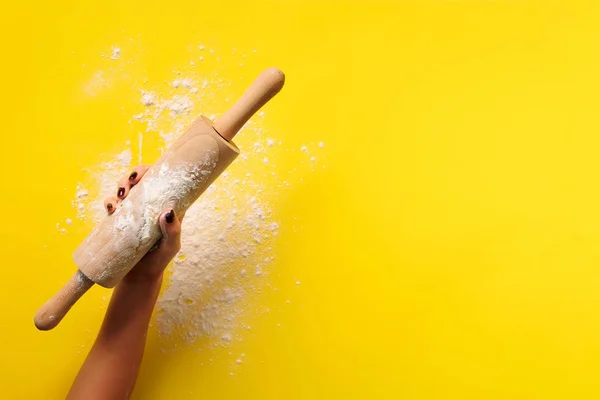 Baking flat lay with rolling pin, flour on yellow paper background. Bake menu, recipe, homemade pastry concept. Top view. Banner with copy space for your text — 스톡 사진
