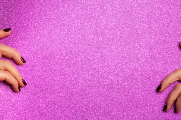Vrouwelijke Handen Houden Blanco Glanzend Violet Papier Achtergrond Make Artiest — Stockfoto