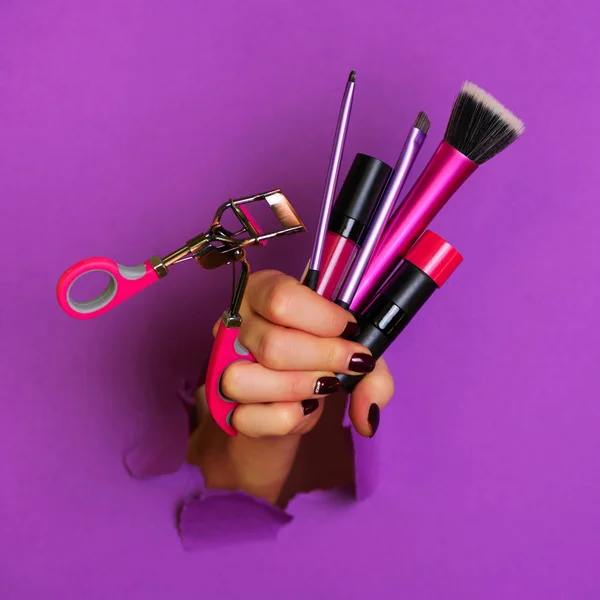 Main Femme Avec Des Outils Cosmétiques Professionnels Pour Maquillage Brosses — Photo